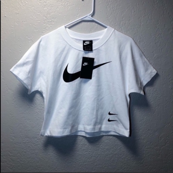 Nike Tops - 🔥LAST CHANCE🔥 Nike Cropped Tee